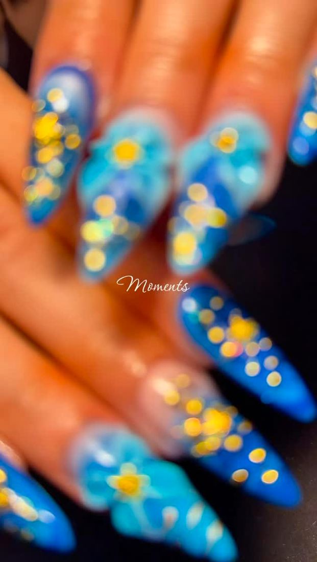 Blaue Sommernägel mit Blumen